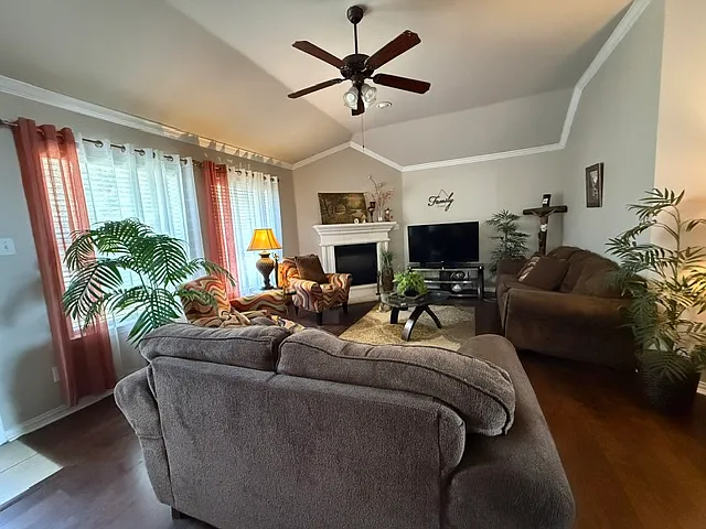 3 bed, 1869 sqft, $2,400 — Photo 3