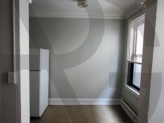 2nd image of 425 W Roscoe St #425R210
