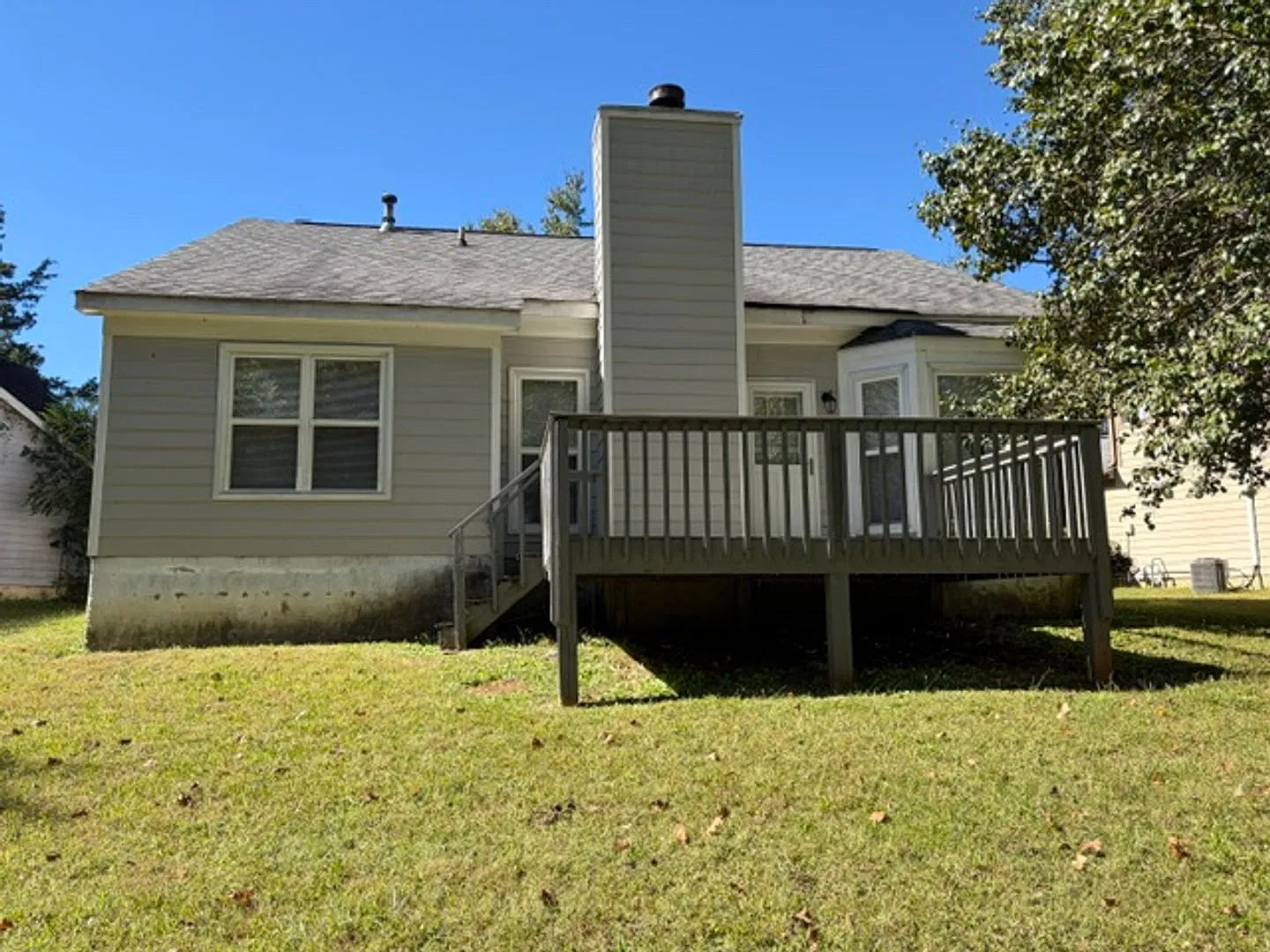1/2 Month Off Special: 3 bed, 2bath with 1 car garage with many upgrades — Photo 2