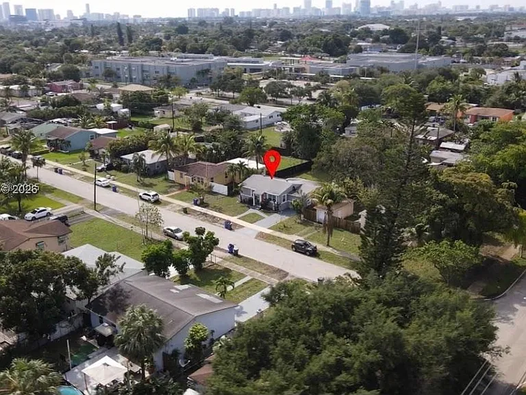 2740 Dewey St — Photo 21