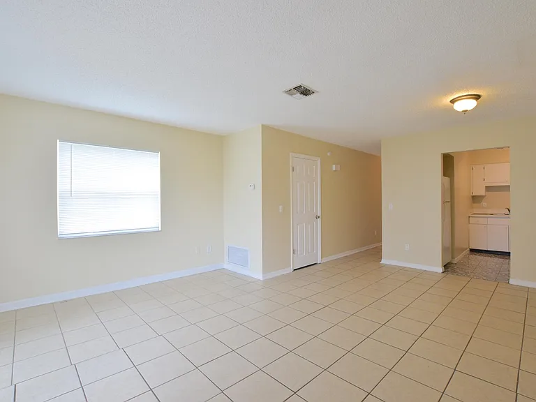 Living room/dining area