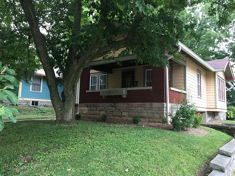 425 E University St — Photo 1