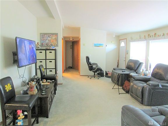 3rd image of 309 Chenois Ave NE