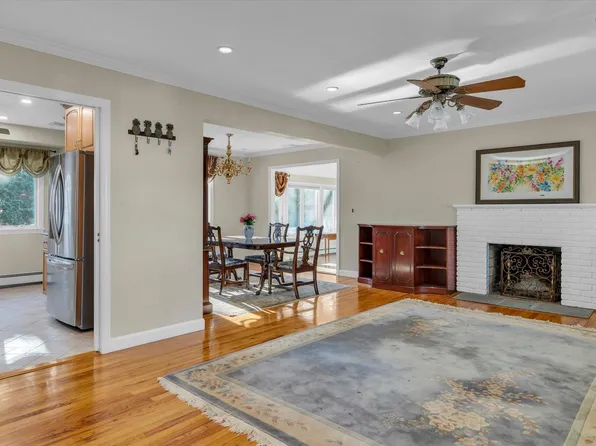 15 Strawberry Lane, Huntington, NY 11743