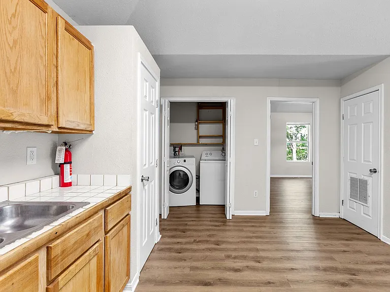 1628 Gordon St — Photo 4