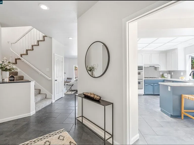 5 Stuart Pl — Photo 3