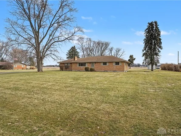 6105 Country Estates Dr, Tipp City, OH 45371