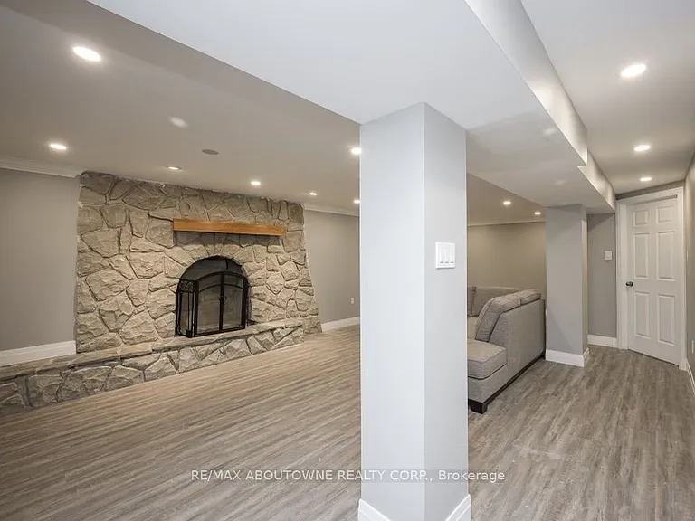 2444 Woburn Cres — Photo 6