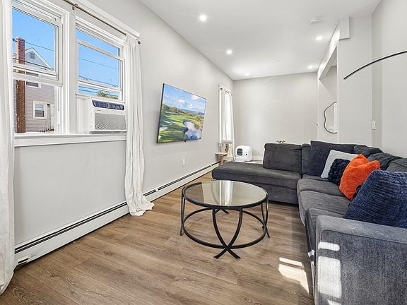 4th image of 27 Gold St Unit 1