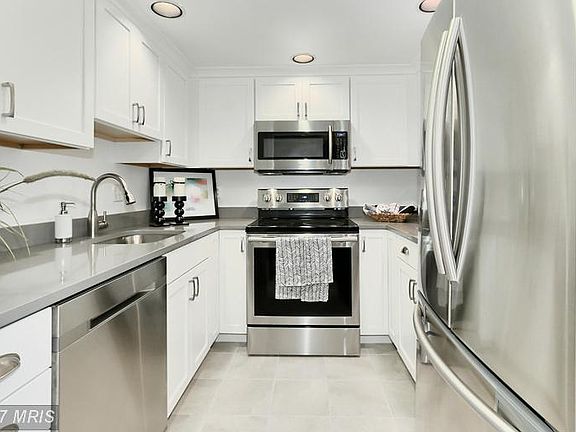 4th image of 1047 N Stafford St