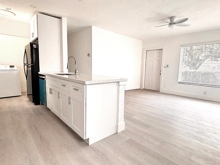 721 N 68th Ter — Photo 3