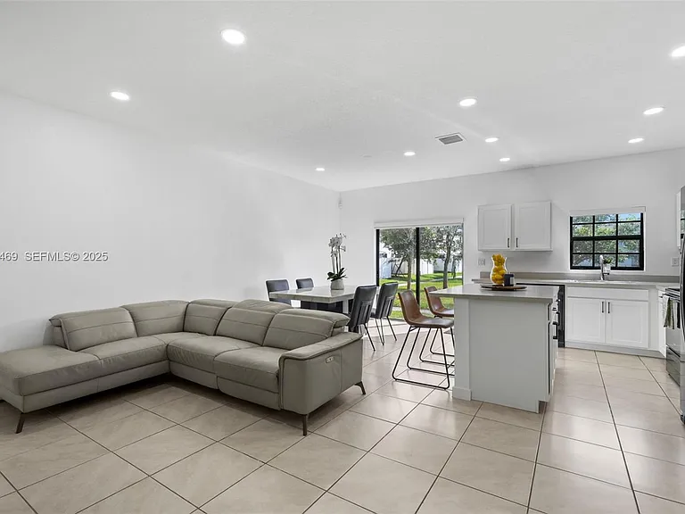 757 SW 11th St — Photo 18