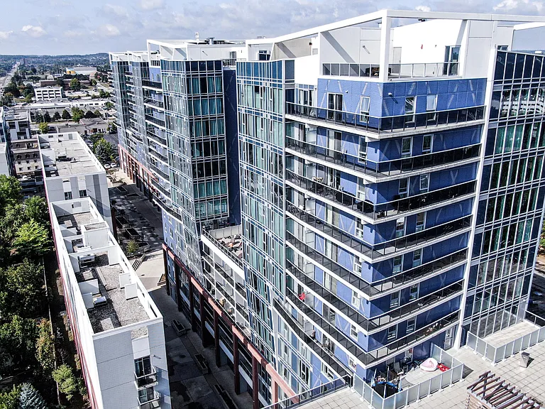 130 Columbia St W — Photo 2