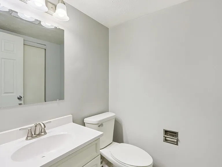 Castleton Manor Apartments — Photo 55