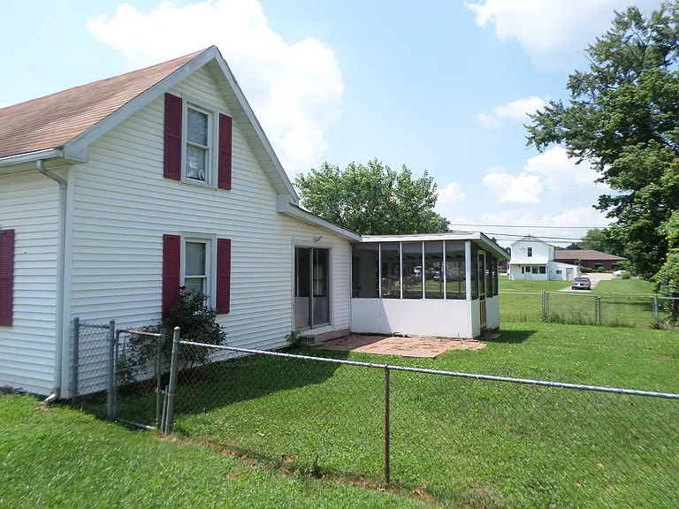 411 Florence St — Photo 17