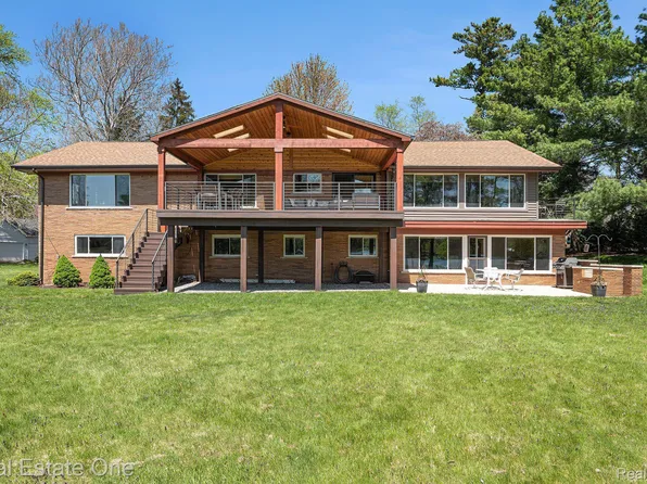 6305 N Shore Ct, West Bloomfield, MI 48324