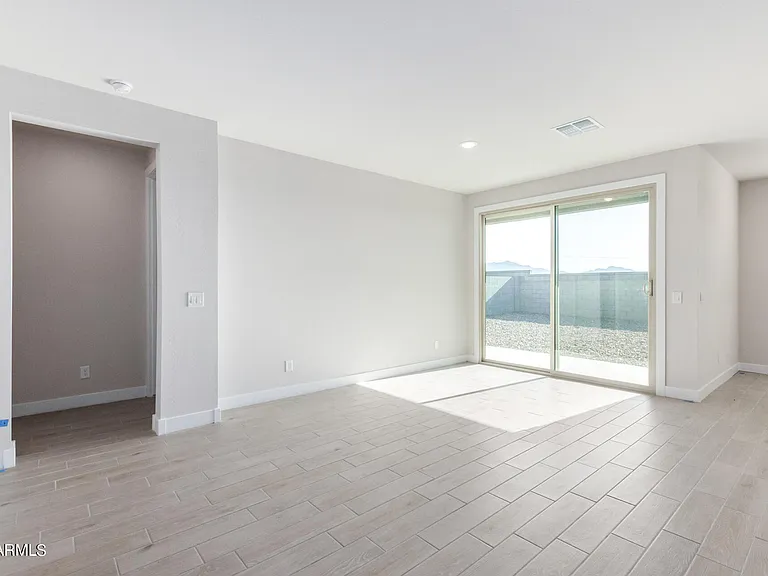 8526 S 69th Ln — Photo 4