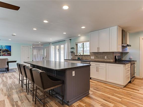 3rd image of 1710 Parkcrest Ter