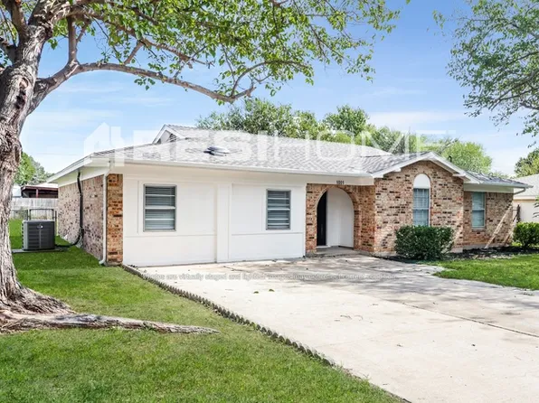 1001 John Reagan St, Benbrook, TX 76126