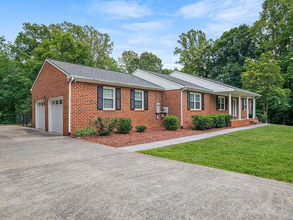 2nd image of 53 Woodlake Cir
