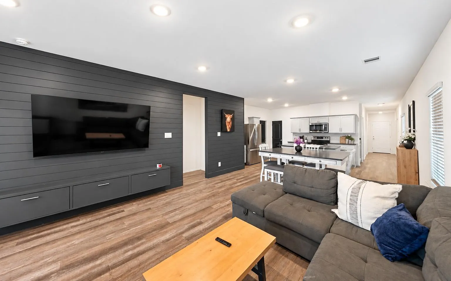 4 bed, 2.5 bath, 2088 sqft, $2,250 — Photo 3