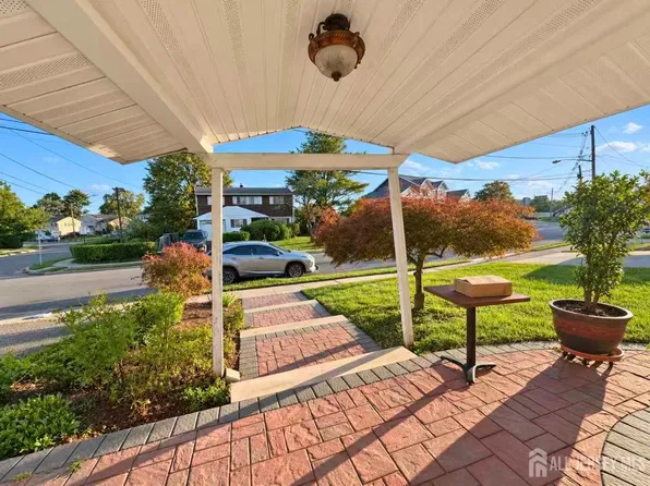 9 Barlow Rd, Edison, NJ 08817