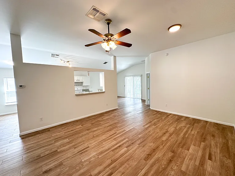 961 N Lilac Loop — Photo 3