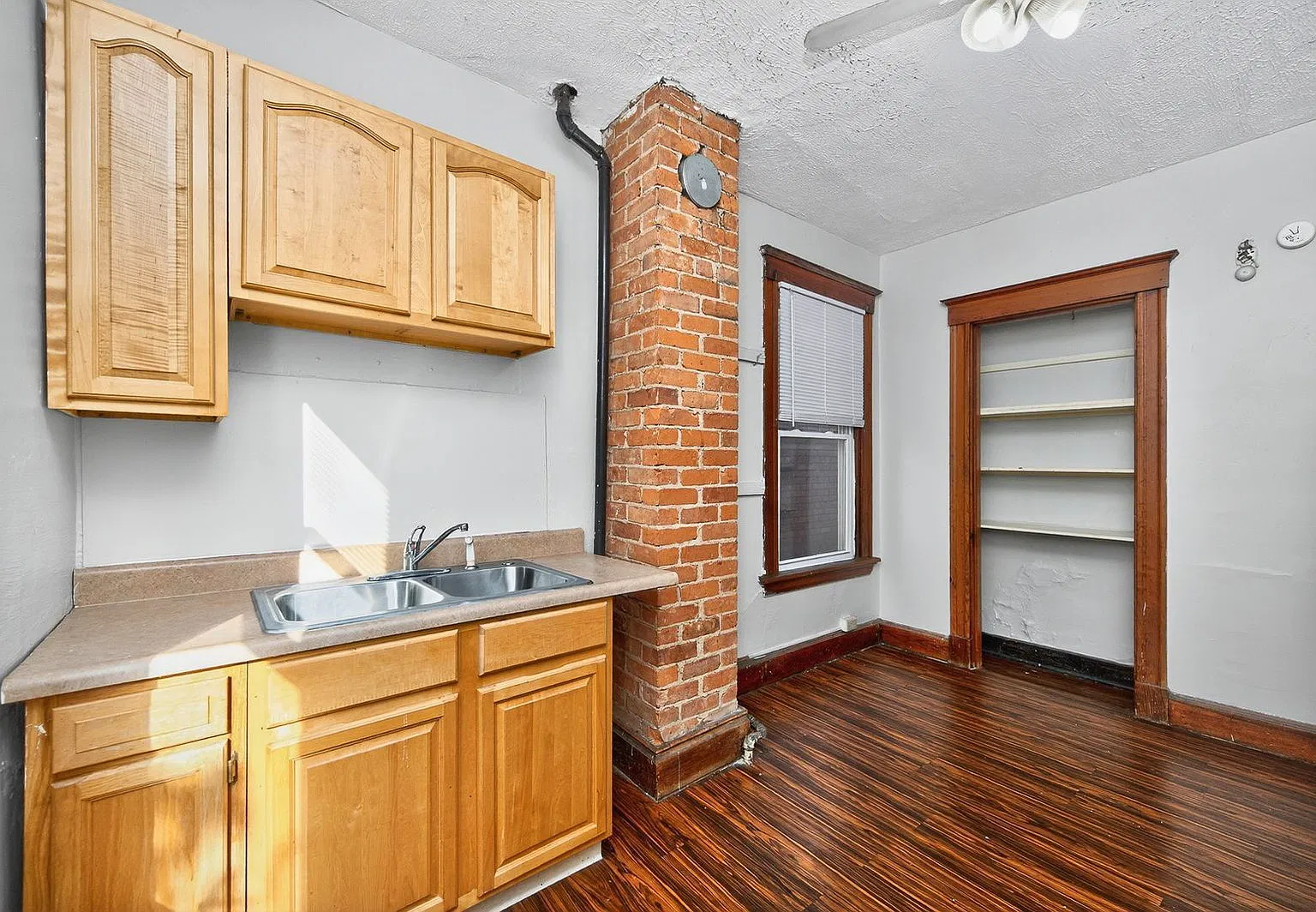 6 bed, 2.0 bath, 1961 sqft, $3,195 — Photo 4