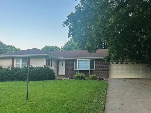 1923 Seneca St, Leavenworth, KS 66048