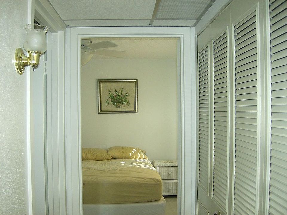 HALL TO BEDRM