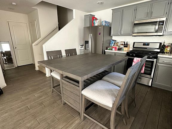 4th image of 552 Beckton Park Ave