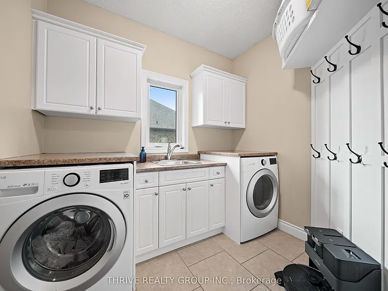 12 Ashwood Cres — Photo 15