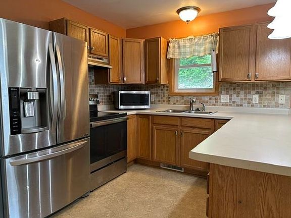 5th image of 712 Williams St