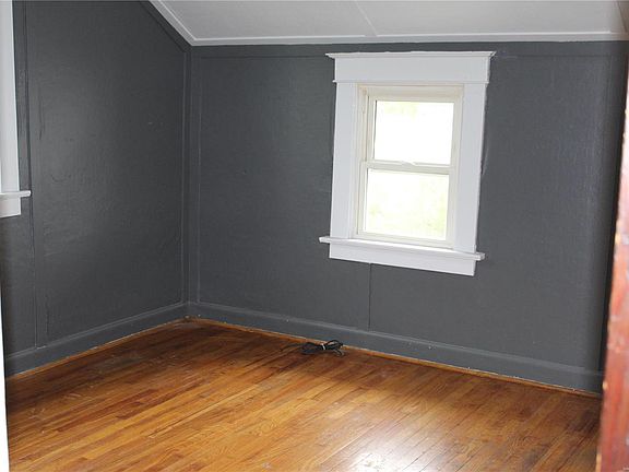 3rd image of 2550 Hood Ave