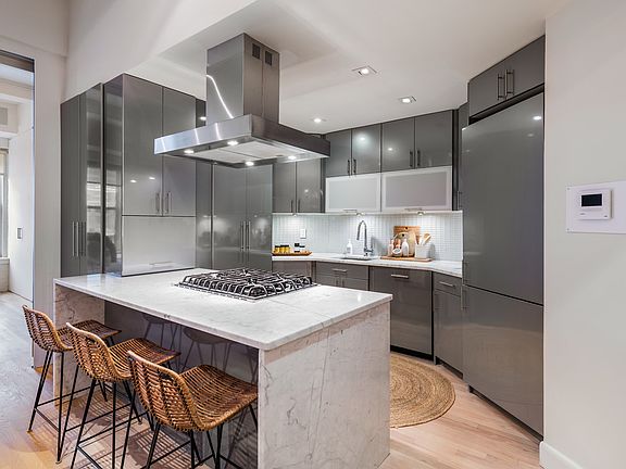 5th image of 321 W 13th St APT 6A
