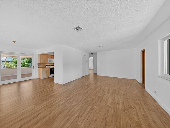 4th image of 942 NE 25th Avenue