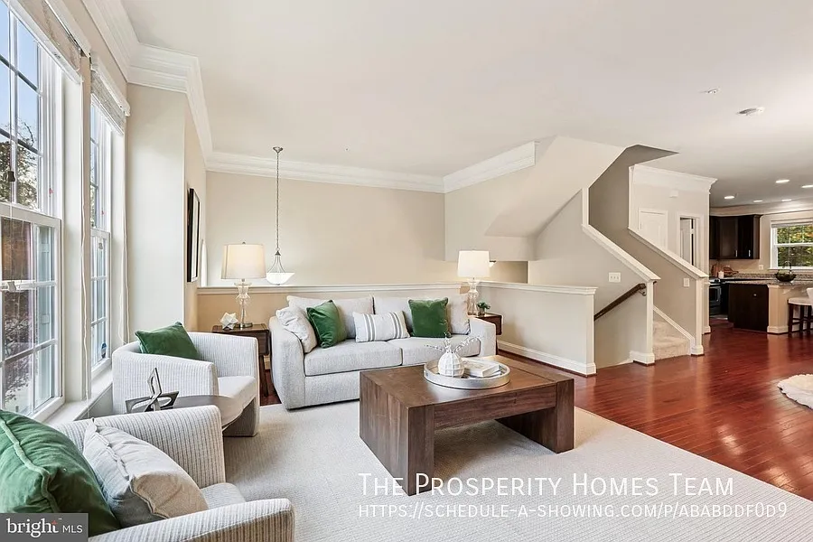 Gorgeous townhouse in close to everything Laurel! — Photo 2