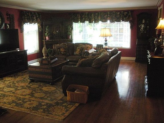 2nd image of 10 W Hannum Blvd