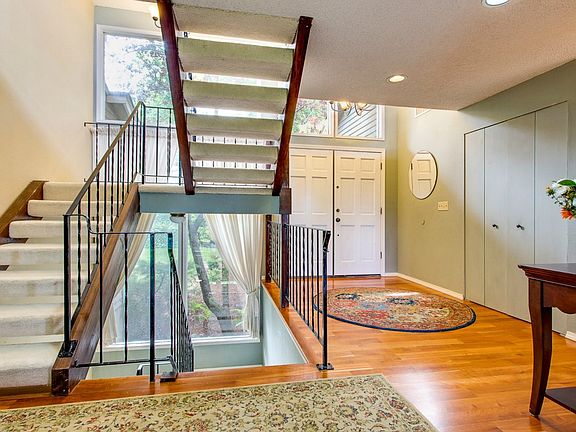 3rd image of 712 NE Woods Pl