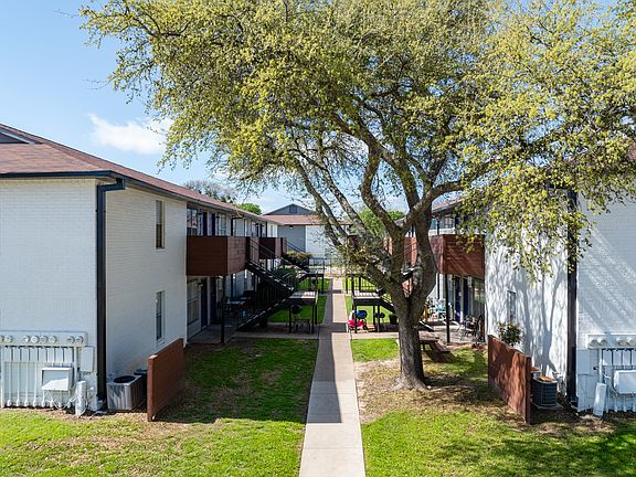 4th image of 100 Bluebonnet St #104