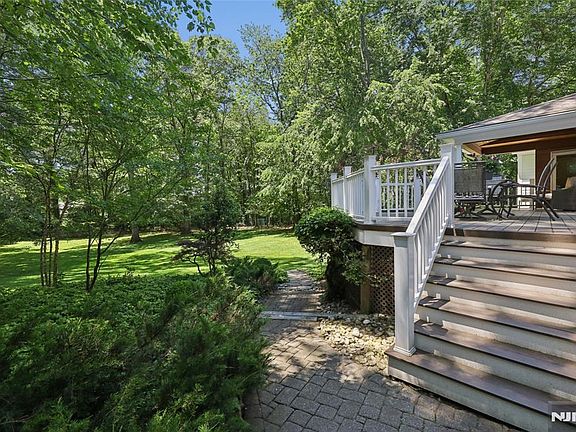 4th image of 27 Duane Ln