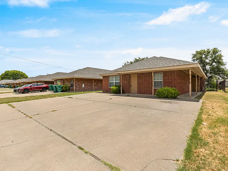 217 E East Craven Ave — Photo 4