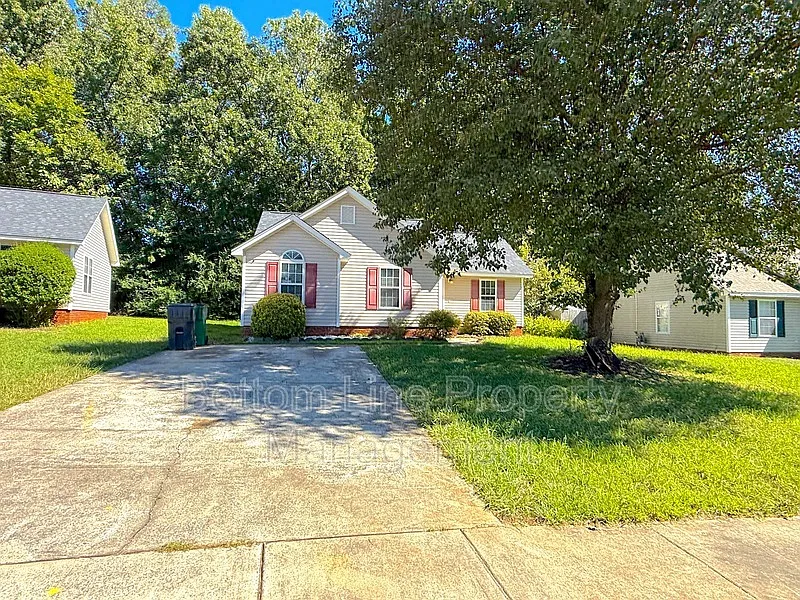 3 bed, 2.0 bath, 1200 sqft, $1,695 — Photo 1