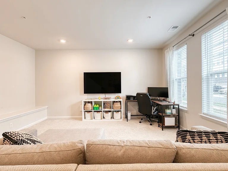 2050 Hinshaw Dr — Photo 4