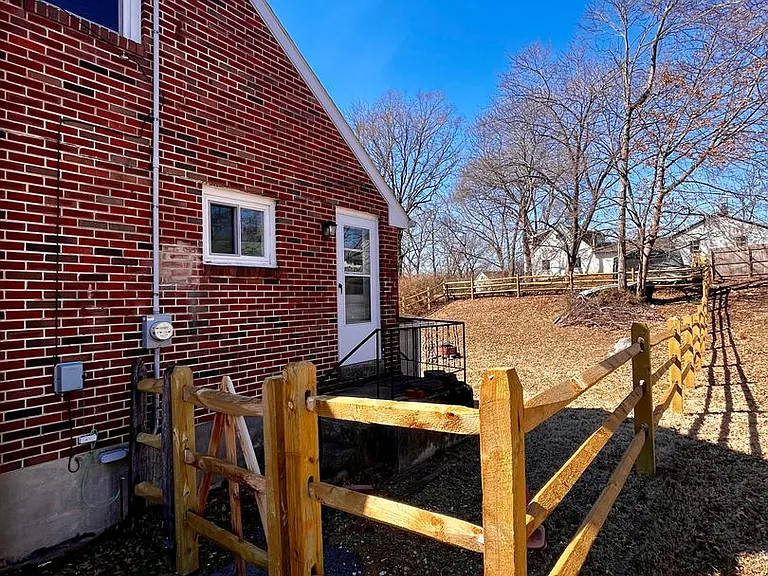 429 Belmont St — Photo 11