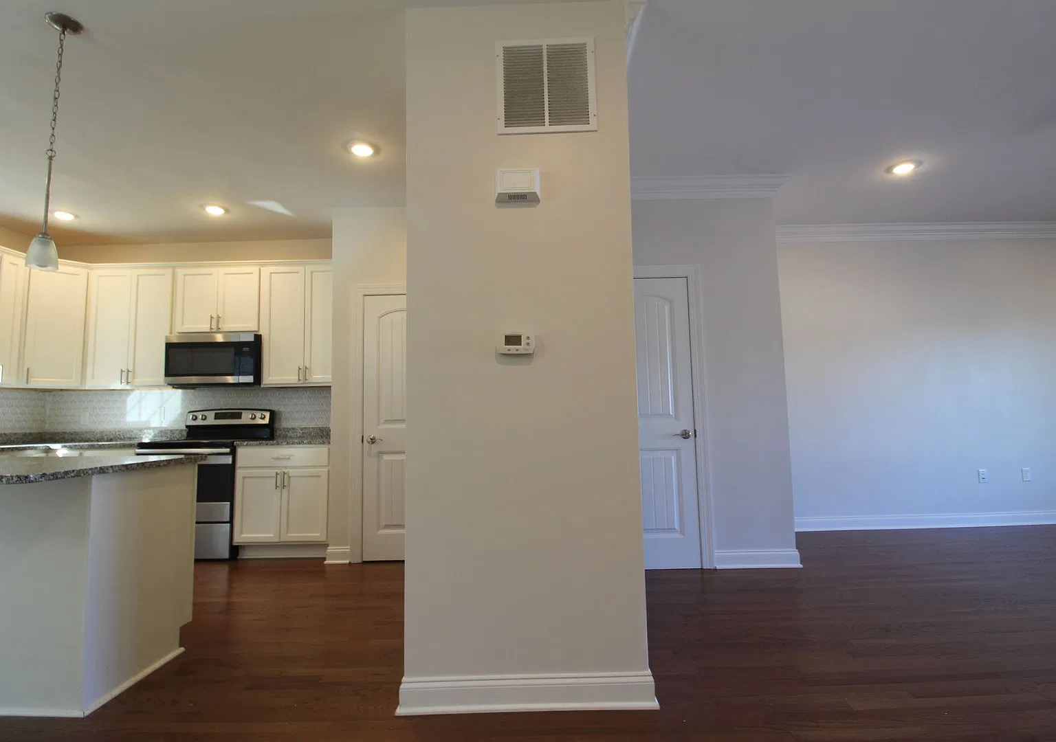 Spacious End-Unit Townhome in Crescent Ridge — Photo 4