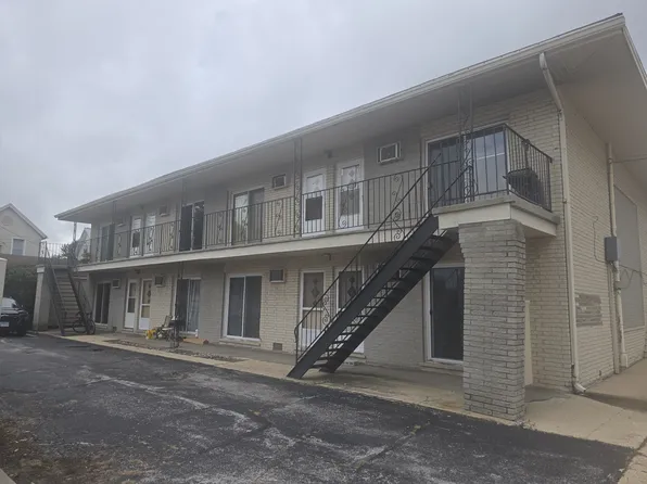 75 W Division St APT 15, Manteno, IL 60950
