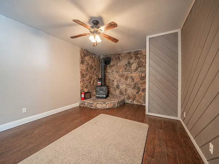 17659 Melwood Ln — Photo 34