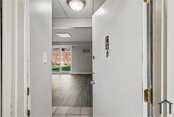 1 bed, $1,300 — Photo 2