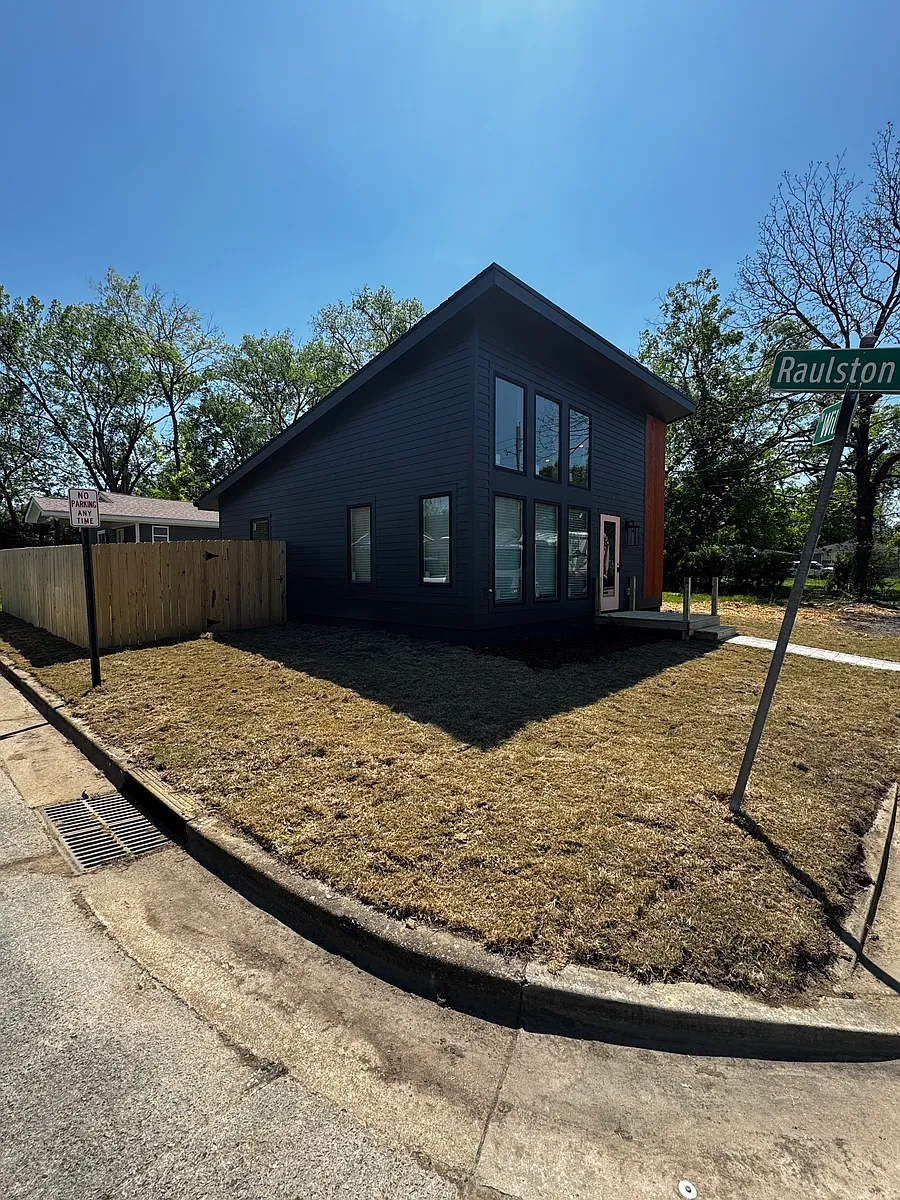 Building Photo - 560 N Willow St